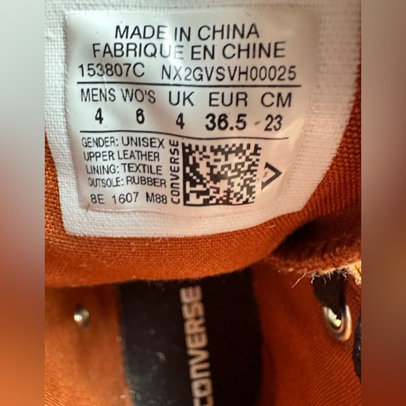 CONVERSE UNISEX CHUCK TAYLOR ALL STAR HI
Women size 6, men’s size 4. - Picture 16 of 16